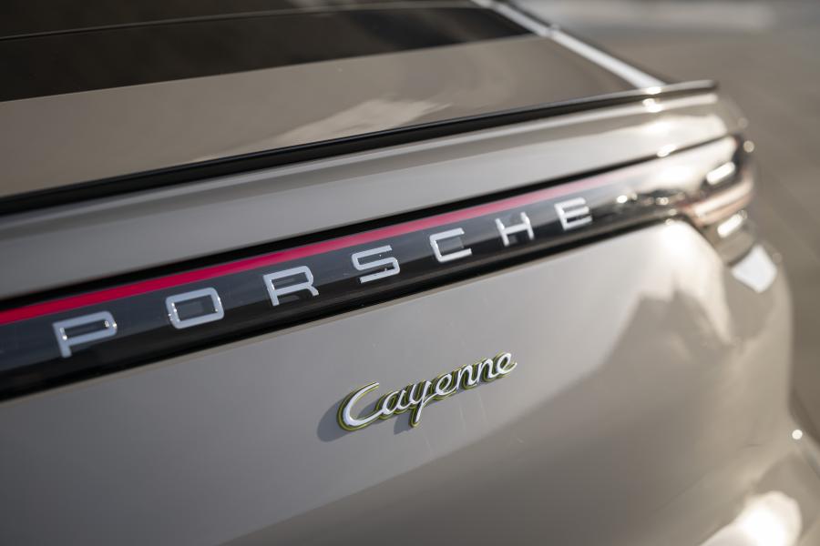Логотип Porsche Cayenne E-Hybrid Coupe 2019 года  (WW) (фото 3 из 25)
